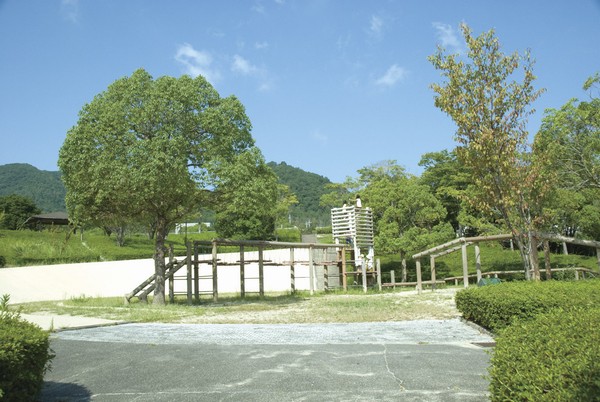 park. Until Keyakizaka Central Park 500m walk 7 minutes. Baseball field and there, such as tennis courts children freely play spot. Let Omoikkiri Hashirimawaro