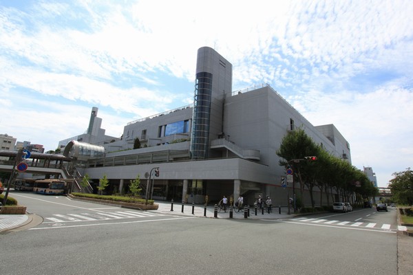 Shopping centre. There are Hankyu "Kawanishinoseguchi" Station Hankyu Department Store Kawanishi, 10 ~ Open until 20 pm. There are specialty stores, such as clothing and food, Trying to go out in the weekend family