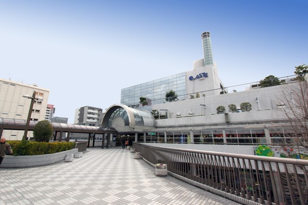 Shopping centre. There are Hankyu "Kawanishinoseguchi" Station asteroidenone Kawanishi, It has also entered the library in addition to the restaurant. Children no matter waiting at the library while shopping