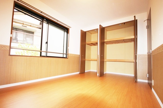 Other room space. 7 Pledge of broad Western-style