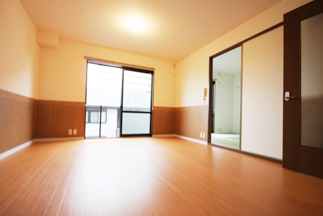 Living and room. Spacious living room of 11 quires