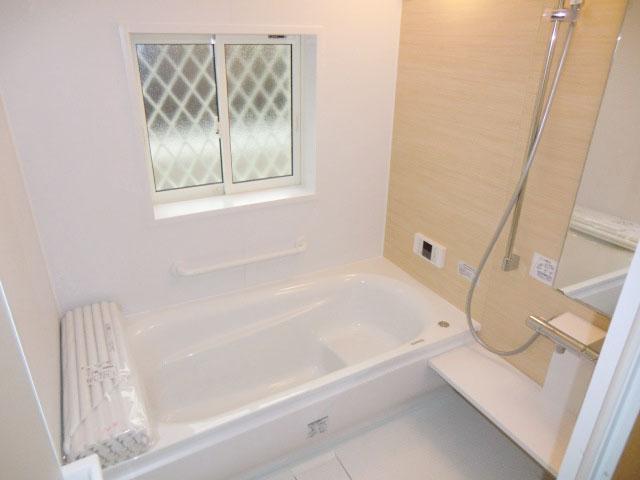 Same specifications photo (bathroom). Same specifications photo (bathroom) With bathroom heating dryer! 