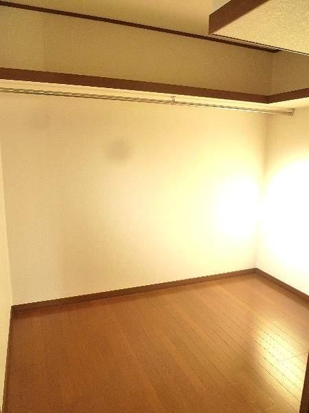 Receipt. Walk-in closet