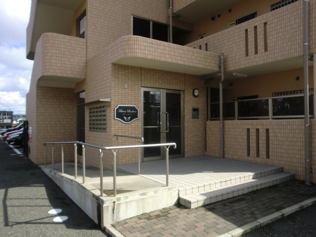 Entrance. Auto-lock is also equipped