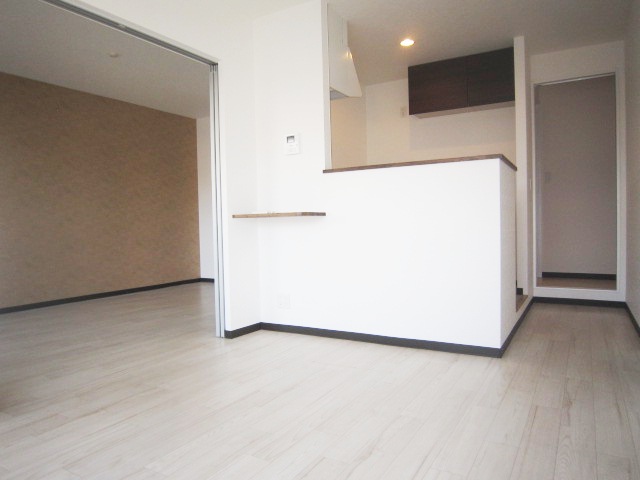 Living and room. Stylish counter kitchen