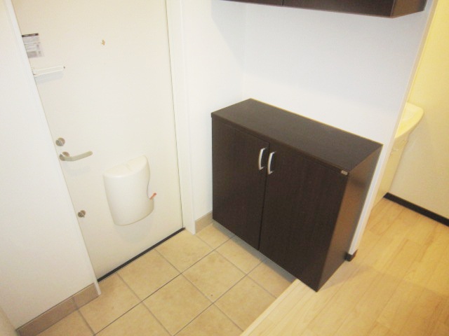 Entrance. Also equipped with shoe box