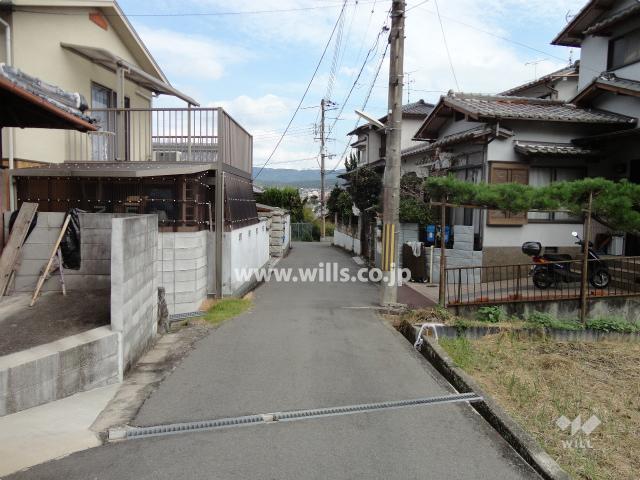 Local photos, including front road. Frontal road