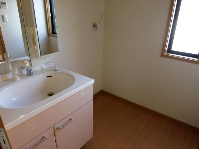 Wash basin, toilet. bathroom