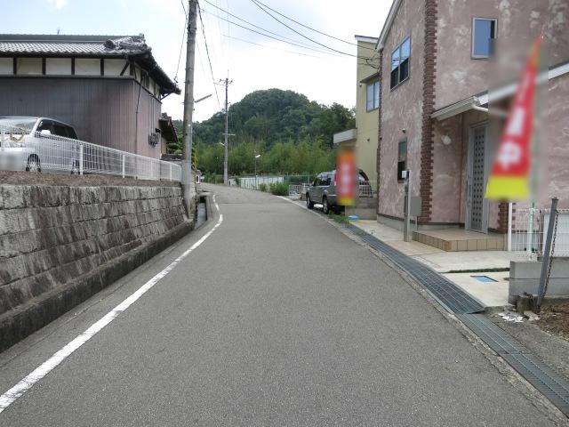 Local photos, including front road. Property of the north front of the road (from the west)