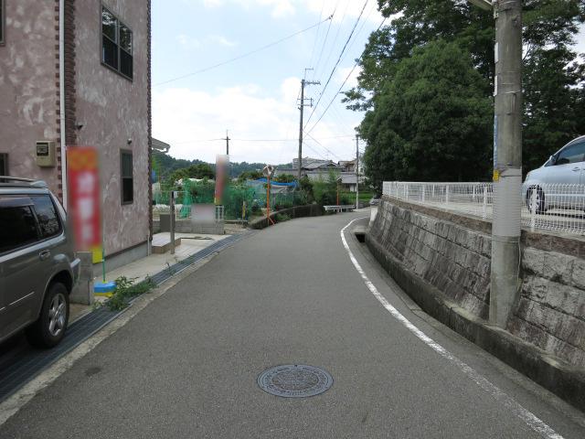 Local photos, including front road. Property of the north front of the road (from the east)
