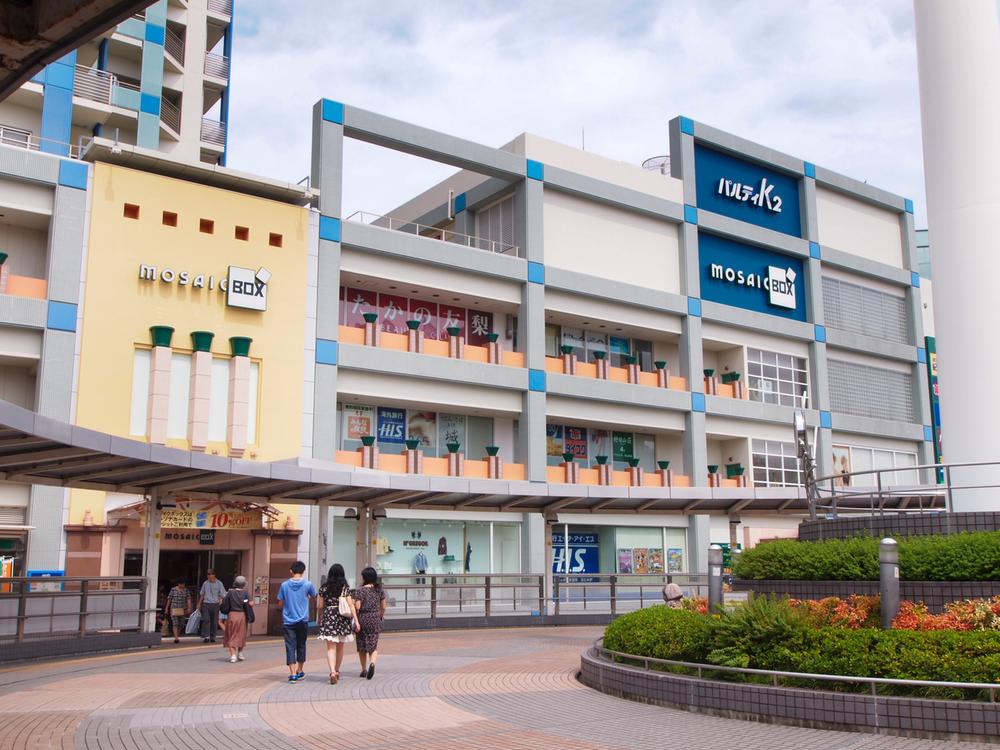 Shopping centre. Fashion from 560m gourmet to mosaic box, Kinokuniya bookstores also enter the shopping center. Also it contains climbing-related shops boom recently. 