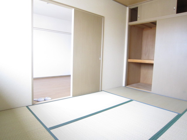 Other room space. Japanese-style room is also bright and beautiful