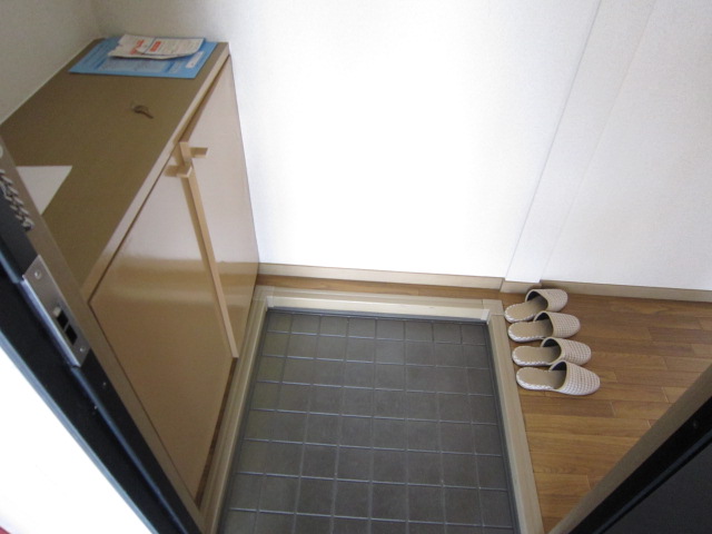 Entrance. Also equipped with shoe box