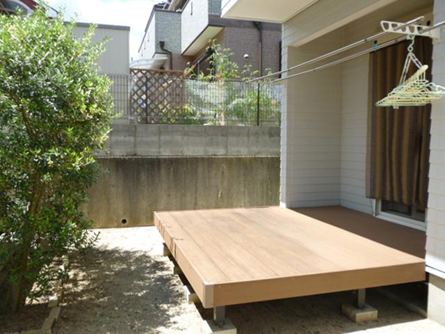 Garden. Wood deck