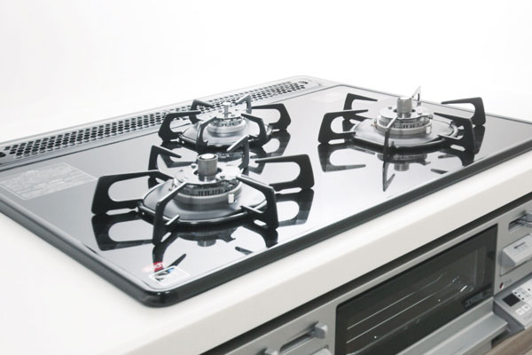 Kitchen.  [Glass top 3-burner stove] Beautiful glass top. Strongly to heat, Boil over even a quick one wipe dishes. It is with anhydrous double-sided grill does not need water at the time of the pottery (same specifications)
