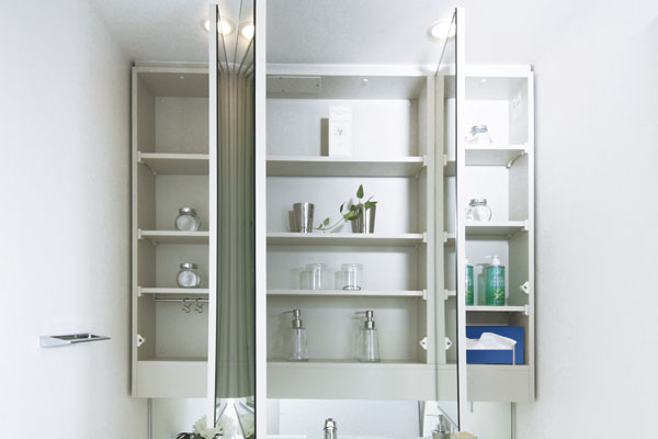 Bathing-wash room.  [Housed with three-sided mirror] On the back of the three-sided mirror, Storage space such as a wash basin vanity and cosmetics is fit and clean has provided (same specifications)