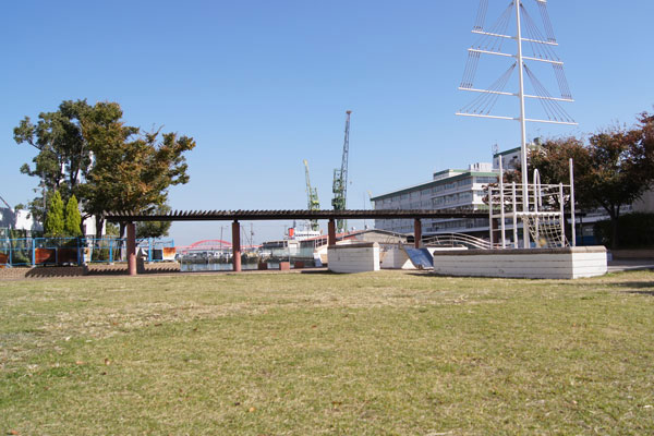 Surrounding environment. Harborland park (adjacent)
