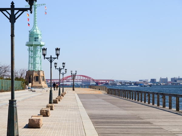 Promenade along the canal in Harborland, Harbor Walk. Sort street lights and benches, It will be wrapped in a romantic atmosphere at night