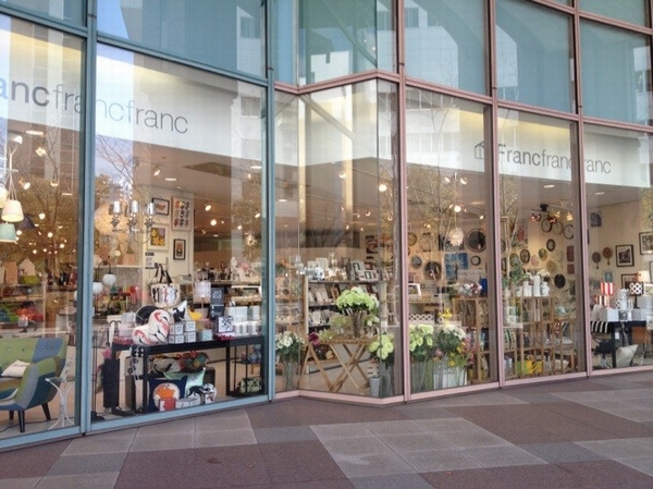 Shopping also be very happy at the local gourmet. Because the nice shops there is a lot in a very familiar, Sensibility It is also likely to be polished with nature (Photo enters the "Karumeni" "franc franc")