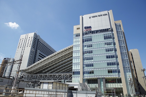 JR to Osaka Station, 25 minutes non-stop in the new fast. Commuting access is also very light (Station)