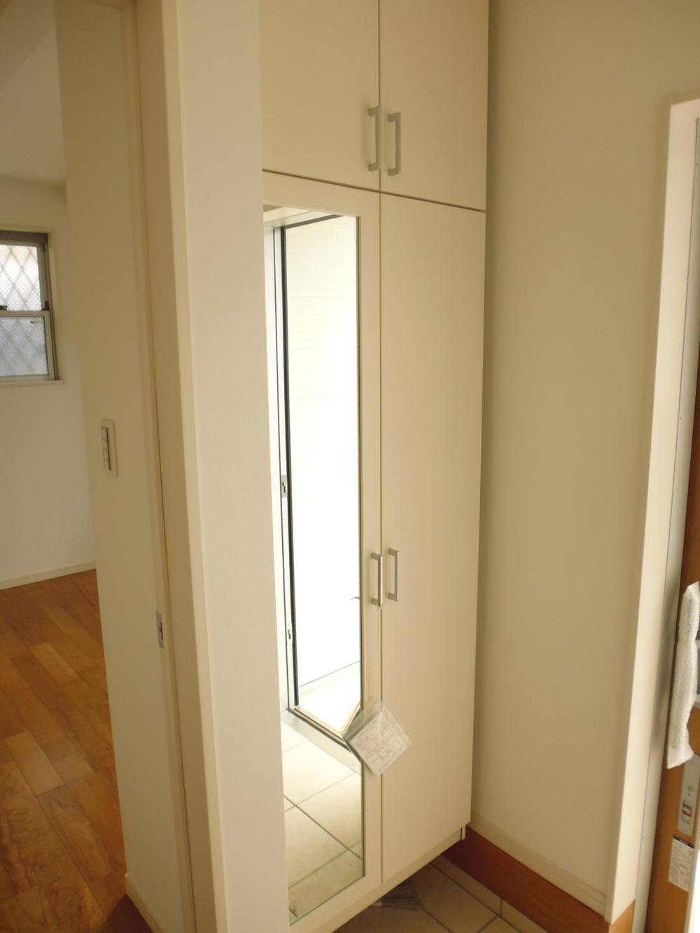 Receipt.  ■ Shoe box