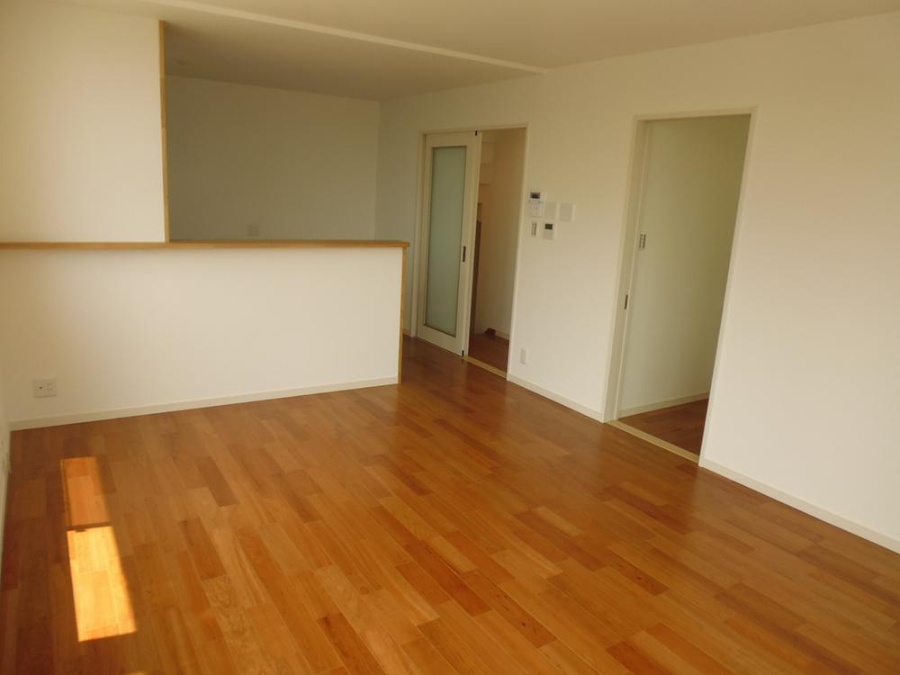 Living.  ■ Living (2)