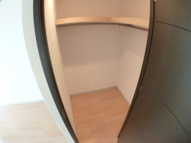 Receipt. Walk-in closet.