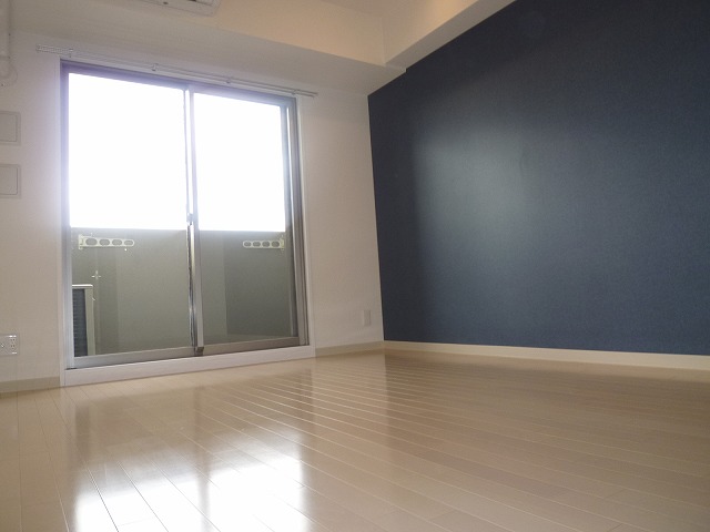 Living and room. Day is good