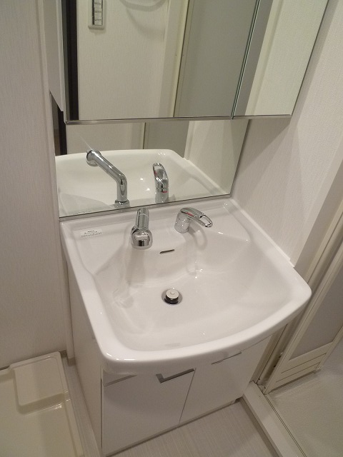 Washroom. I'm glad independent washstand