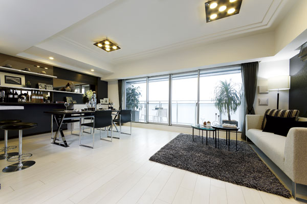 Living.  [living ・ dining] Increase the sense of unity with the balcony, Adopt a big spread center open sash a sense of openness. By Void Slabs method, Achieve a clean space with no small beams. Floor wide flooring has also been adopted strike a elegant atmosphere in the (published in the room photo was taken in May 2013, "Wakore Nada apartment gallery" concept room, Facility ・ Specifications can be confirmed. It is different from the actual sales dwelling unit. The other that contains some optional specifications, furniture ・ Fixtures, etc. are not included in the sale price. Please note( ※ ))