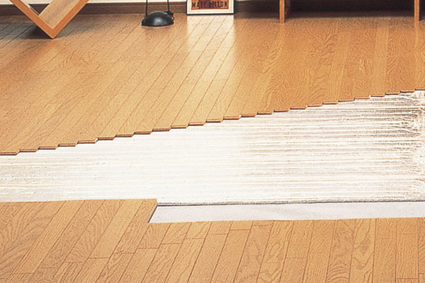 Living.  [Gas hot water floor heating "nook"] Spring warmth in wrapping living gas hot water floor heating "nook" kitchen and living room, such as a sunny spot even in winter ・ Has been adopted to dining (same specifications)