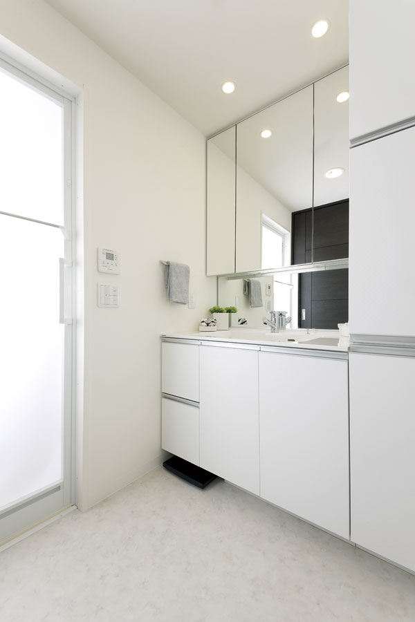 Bathing-wash room.  [Powder Room] Wash room is realized that spend every day of the refresh time more refreshing, Good usability, Adopt a vanity full of cleanliness. Also it has been enhanced storability such as a cabinet or weight scale storage ( ※ )