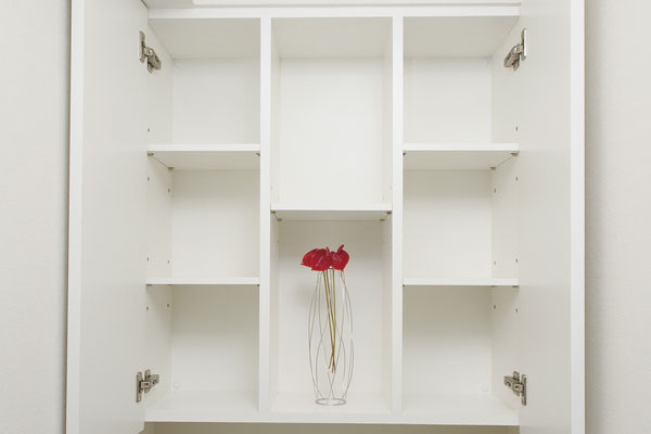 Toilet.  [Hanging cupboard] Hanging cupboard type of storage space used effectively in the toilet. Toilet you like can a clean and accommodating paper (same specifications)