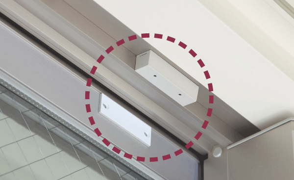 Security.  [Crime prevention (magnet) sensor] The opening and the entrance of all dwelling units established a crime prevention (magnet) sensor in conjunction with Osaka Gas Security Service. It corresponds to trespassing, such as the time of absence ※ Except for the FIX window (same specifications)