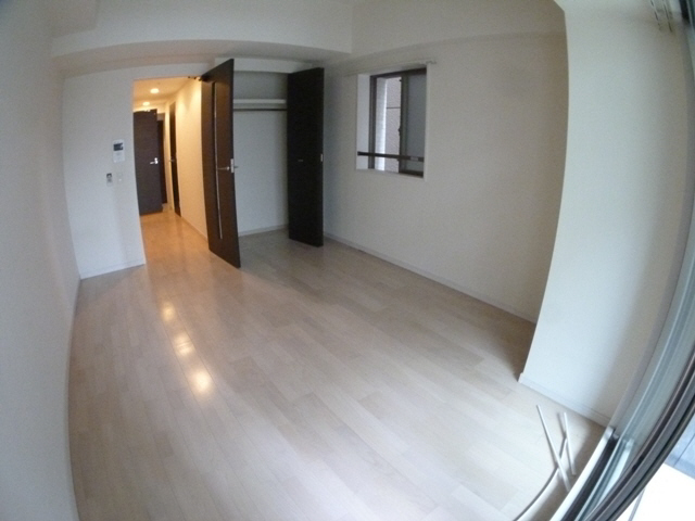 Living and room. Wide and easy-to-use room.