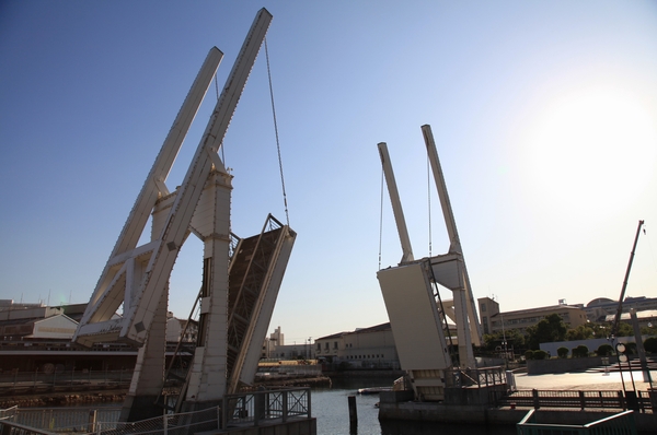 There is a drawbridge at the center, Such as the event will be held "Spatter kid open space" (about 110m). Night is lit up, It is likely to enjoy a different look