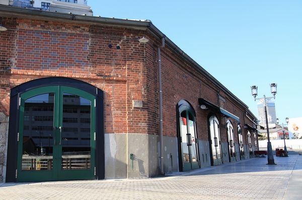 Using brick warehouse two buildings in the "Kobe brick warehouse HARBOR STORES" is, There are restaurants and long-established NAGASAWA stationery Center (about 30m)