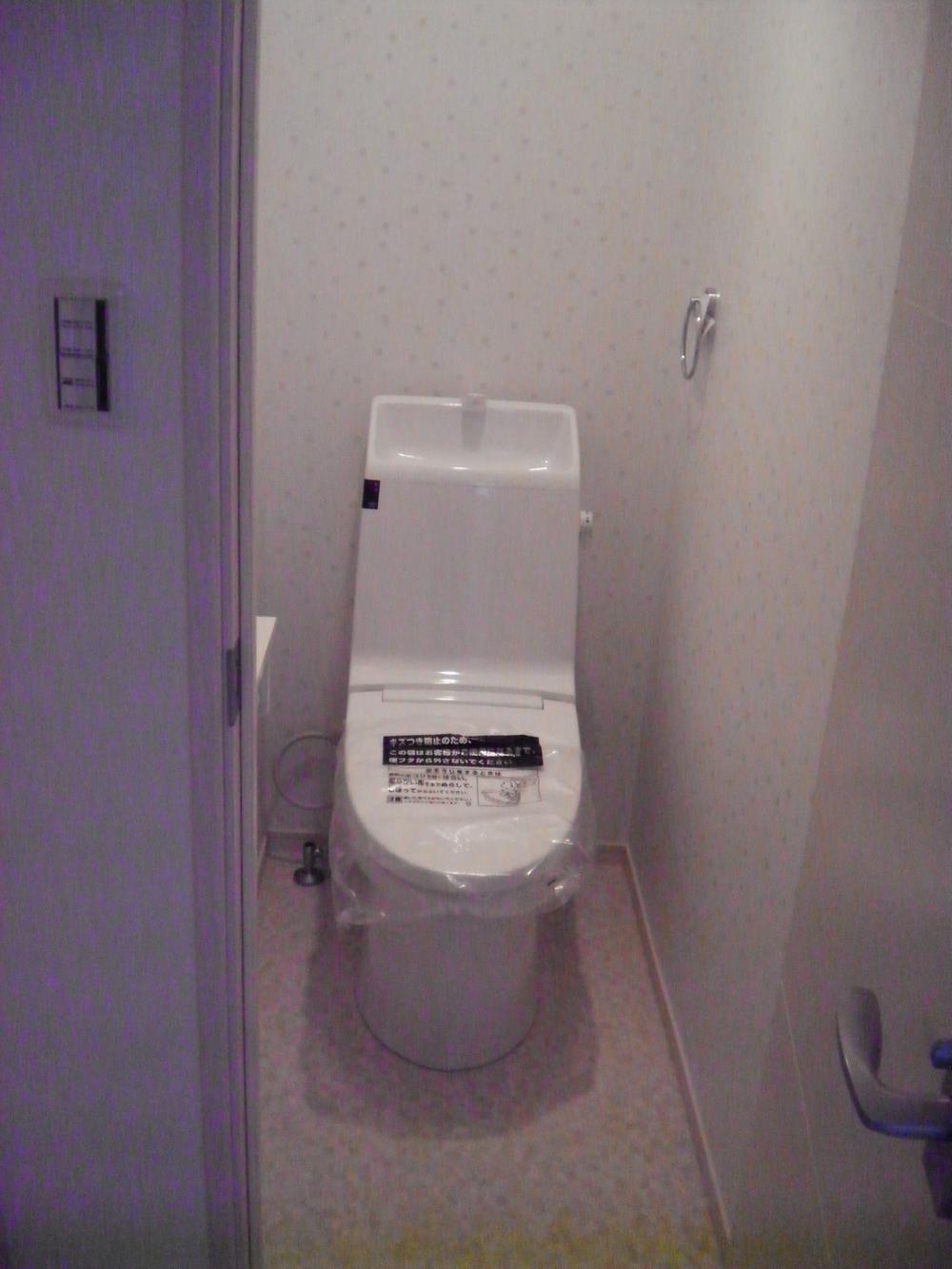 Toilet. Indoor (12 May 2013) Shooting