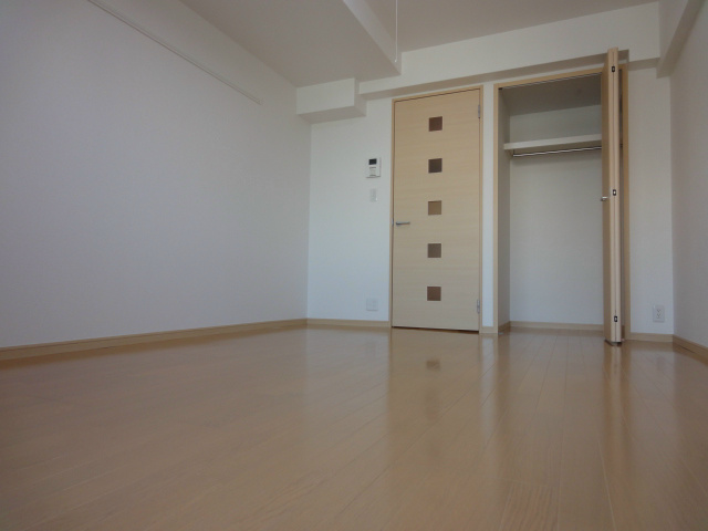 Living and room. Room spacious