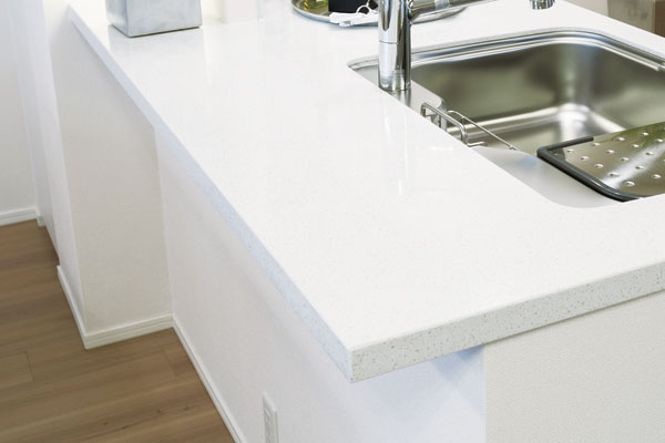 Kitchen.  [Engineered Stone-integrated counter] Adopt a high-quality engineered stone artificial stone. Integrally molded with living side counter, Ties to the living has been directed (same specifications)