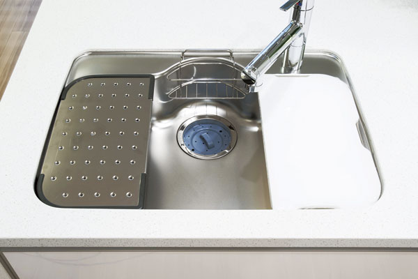 Kitchen.  [Wide silent sink] Adopt a wide silent type sink to reduce the water splashing sound. Drainer plate and dedicated cutting board are also standard equipment (same specifications)