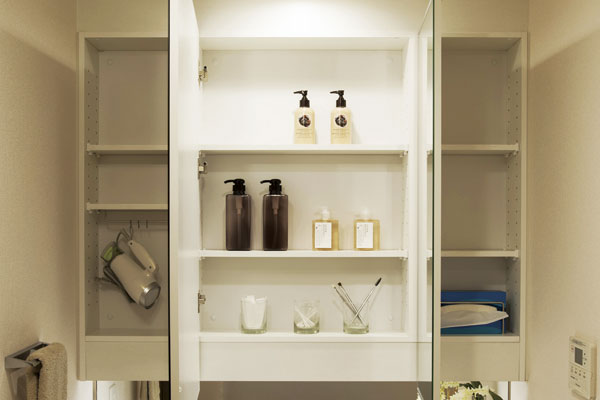 Bathing-wash room.  [Three-sided mirror back storage] Check the grooming easy to large triple mirror. Such as basin accessories can organize clutter on the back, Storage space is reserved (same specifications)
