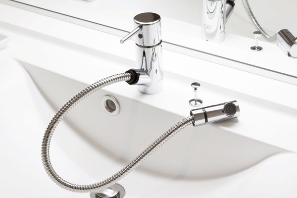 Bathing-wash room.  [Single lever mixing faucet] If you pulled out the faucet part, Telescopic single lever mixing faucet also come in handy, such as shampoo and bowl of cleaning has been adopted (same specifications)