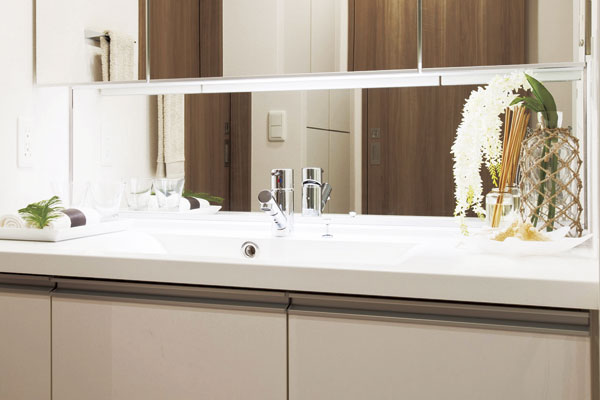 Bathing-wash room.  [Child mirror] At the bottom of the three-sided mirror, Child mirror to match the low child's perspective of height have been installed (same specifications)