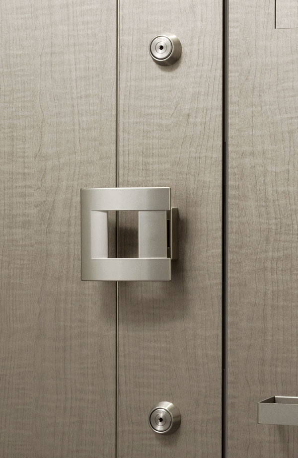Security.  [Double Rock] Opening and closing is a double lock system that locks have been installed in the up and down two places effortless push-pull door handle (same specifications)