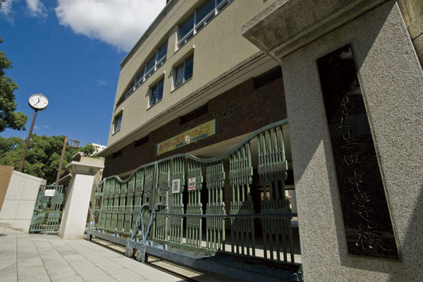 Surrounding environment. Municipal Ikuta Junior High School (a 10-minute walk ・ About 780m)