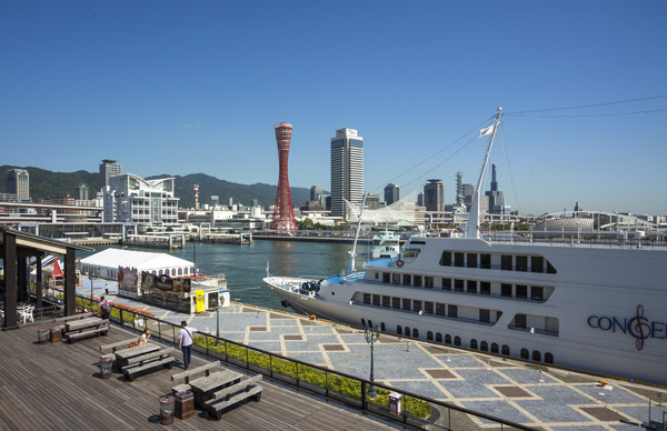 <Front> MOSAIC (about 450m / 6-minute walk) <back> Meriken Park (about 710m / A 9-minute walk)
