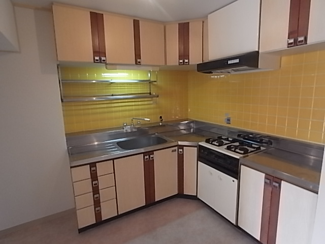 Kitchen. A large L-shaped kitchen