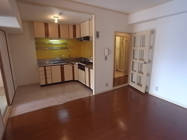 Living and room. Open kitchen