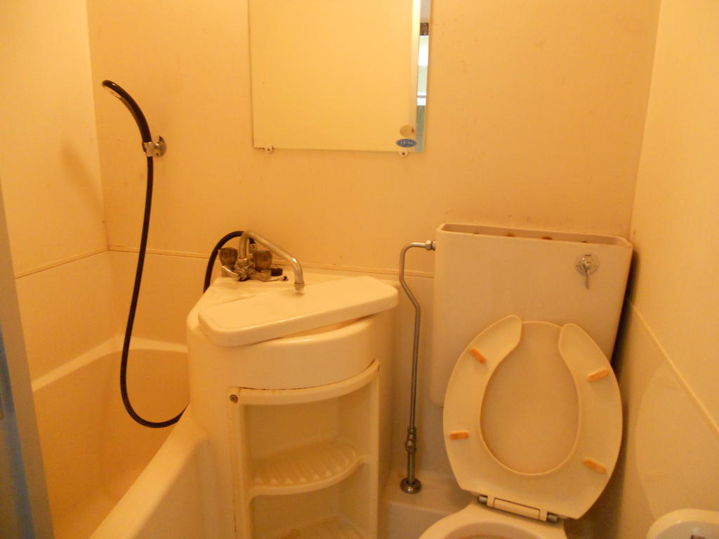 Bath. 3-point because unit bus, Happy to clean.